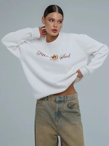 Κομψό λευκό oversized φούτερ με vintage τύπωμα και ξεβαμμένο κίτρινο τζιν παντελόνι