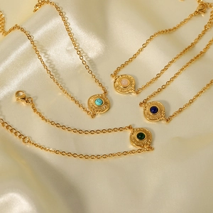 Colliers bohèmes dorés avec pendentifs turquoise et malachite sur tissu en soie