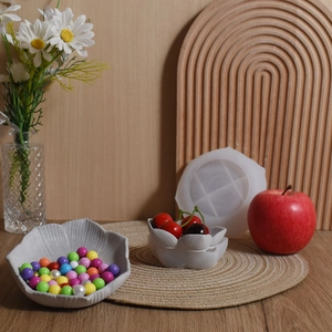 Dettaglio dello stampo in silicone loto con ciotole in gesso per decorazione casa