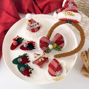 Set de barrettes de Noël avec mini chapeaux en peluche et nœuds festifs sur plateau