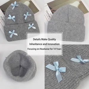 Berretto in maglia grigia da donna con fiocchi decorativi in nastro di seta blu