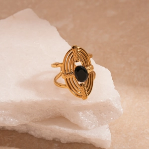 Détail de la bague vintage plaquée or avec zircon noir sur support en pierre