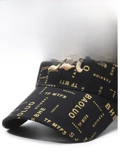 Vue détaillée d'une casquette noire avec lettrage doré et visière rigide incurvée