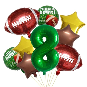 Dettaglio set festa football americano con palloncino numero 8 verde e forme a stella