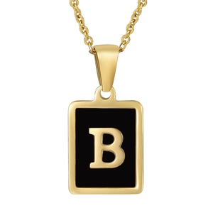 Détail d'un pendentif en acier inoxydable doré 18K avec plaque noire et lettre B majuscule