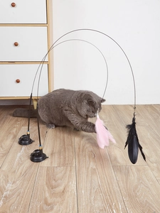 Katzenangel mit Saugnapf und rosa Federstab zeigt eine spielende graue Katze im Haus