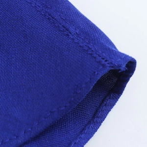 Primer plano de tela mezcla de lino azul marino con costura doble y textura detallada