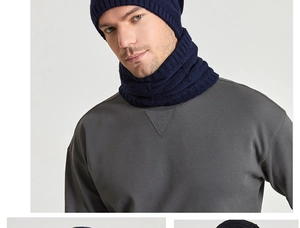 Gros plan sur l'ensemble bonnet et tour de cou en tricot bleu marine doublé polaire
