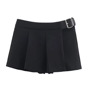 Mini-jupe plissée noire à taille haute avec ceinture à boucle argentée élégante