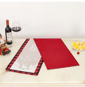 Détail de sets de table de Noël à carreaux rouges et noirs avec motifs de rennes