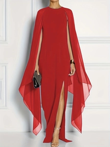 Détail d'une robe cape rouge longue avec fente latérale haute et encolure ronde chic