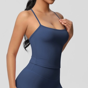 Dettaglio canotta sportiva blu navy con spalline sottili e scollo a U