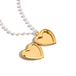 Collier médaillon cœur plaqué or 18K avec chaîne de perles sur fond blanc pur