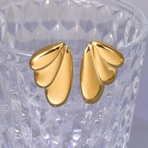 Elegante goldene Engelsflügel-Ohrstecker aus Edelstahl an einem Kristallglasrand