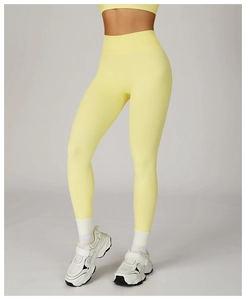 Gros plan sur le legging de yoga jaune clair sans couture à taille haute gainante