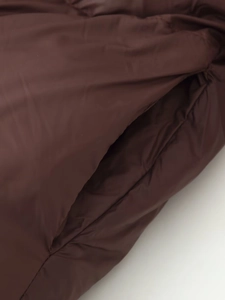 Détail de la poche latérale sur la doudoune marron foncé en tissu synthétique lisse