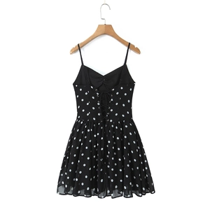 Detailansicht des schwarzen Polka-Dot-Kleides mit Schnürung am Rücken und Trägern
