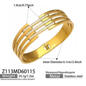 Dettaglio del bracciale rigido in acciaio dorato con design a quattro file e zirconi