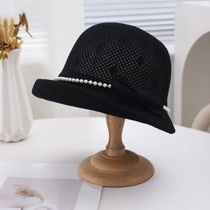 Détails du chapeau bob en maille ajourée noire avec perles blanches et un nœud