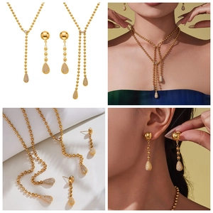 Détails du collier en Y avec perles dorées et boucles d'oreilles goutte serties de zircon