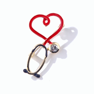 Broche stéthoscope dorée avec cœur rouge et strass pour les professionnels de santé