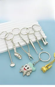 Detail van tandheelkundige sleutelhangers van zinklegering met miniatuur instrumenten
