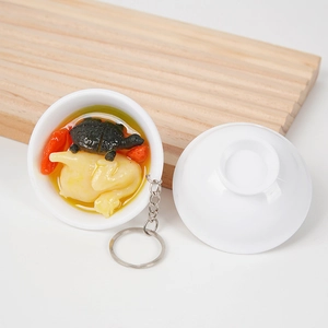 Portachiavi cibo realistico con modello di zuppa di tartaruga e pollo in ciotola