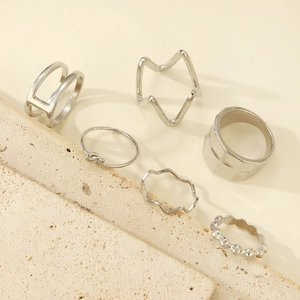 Detail von 6-teiligem silbernem geometrischem Knotenring-Set auf Steindisplay