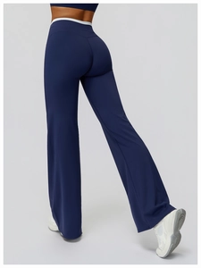 Détail du pantalon de yoga évasé à taille haute avec bordure contrastée blanche et effet galbant