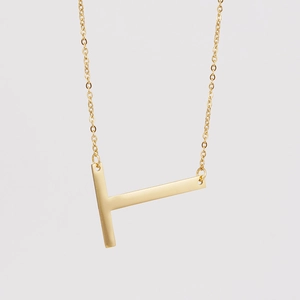 Collar de acero inoxidable bañado en oro de 18 quilates con un colgante de letra T