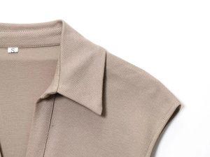 Nahaufnahme der feinen Twill-Stoffstruktur und des Kragens am hellbeige Hemdkleid