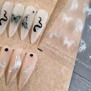 Stickers à ongles en relief avec motifs papillon et serpent sur ongles nude mats