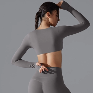 Dettaglio del set yoga grigio con polsini con foro per il pollice e leggings a vita alta