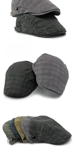 Detalle de gorra plana a cuadros con tela texturizada y hebilla lateral metálica ajustable