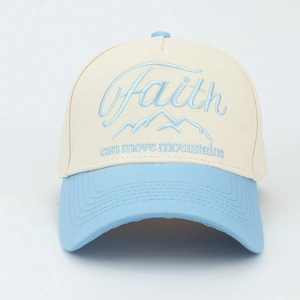 Gros plan de la broderie Faith sur une casquette de baseball bicolore et respirante