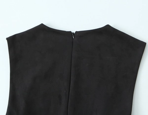 Gros plan sur la fermeture éclair invisible au dos de la robe noire en daim