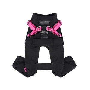 Combinaison imperméable pour chien avec harnais intégré et bandes réfléchissantes noires