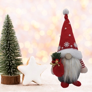 Détail d'un gnome de Noël avec un bonnet rouge à perles et un petit sac cadeau festif