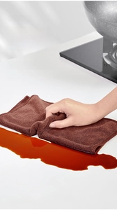 Chiffon en microfibre nettoyant des taches de liquide sur un plan de travail