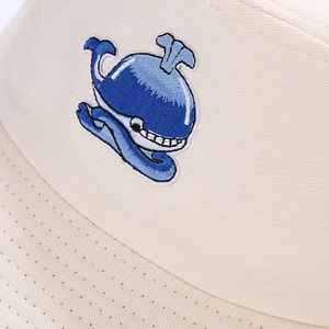 Cappello da pescatore in cotone bianco sporco con ricamo di balena per protezione solare estiva