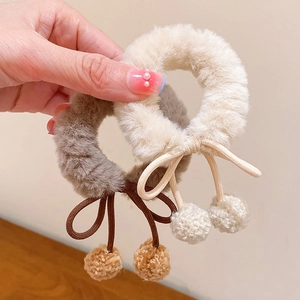 Set de gomas de pelo de felpa con pompones y lazos en colores beige y marrón