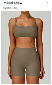 Détail d'ensemble de yoga côtelé café clair avec haut à col carré et short taille haute