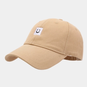 Détail de l'écusson sourire brodé sur une casquette de baseball en coton kaki
