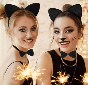 Détail du serre-tête oreilles de chat en peluche et nœud papillon pour déguisement