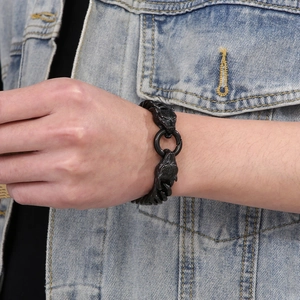 Détail d'un bracelet de motard avec tête de loup en acier noir sur le poignet d'un homme