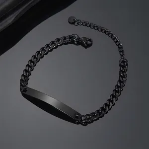 Makro-Detail des schwarzen Edelstahl-ID-Armbands mit polierter Platte und Panzerkette