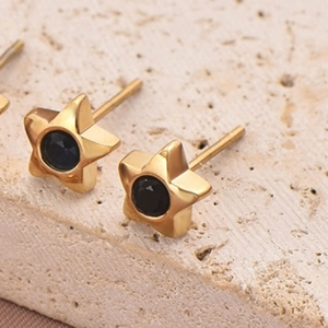 Boucles d'oreilles étoiles en acier inoxydable doré avec insert de pierre noire centrale