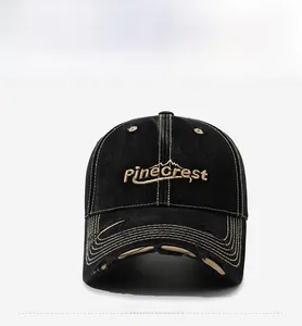 Details der Pinecrest-Stickerei und des Used-Look-Schirms der schwarzen Vintage-Cap