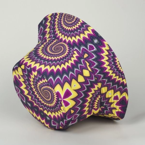 Détail d'un bob avec un motif géométrique en spirale psychédélique violet et jaune