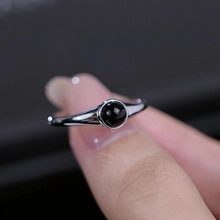 Dettaglio ravvicinato di un anello in argento S925 vintage con gemma nera circolare